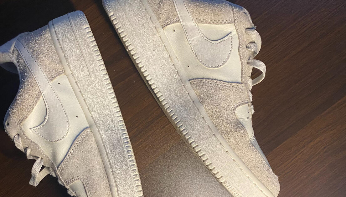 Mengembalikan warna midsole yang menguning menjadi warna dasar putih kembali.